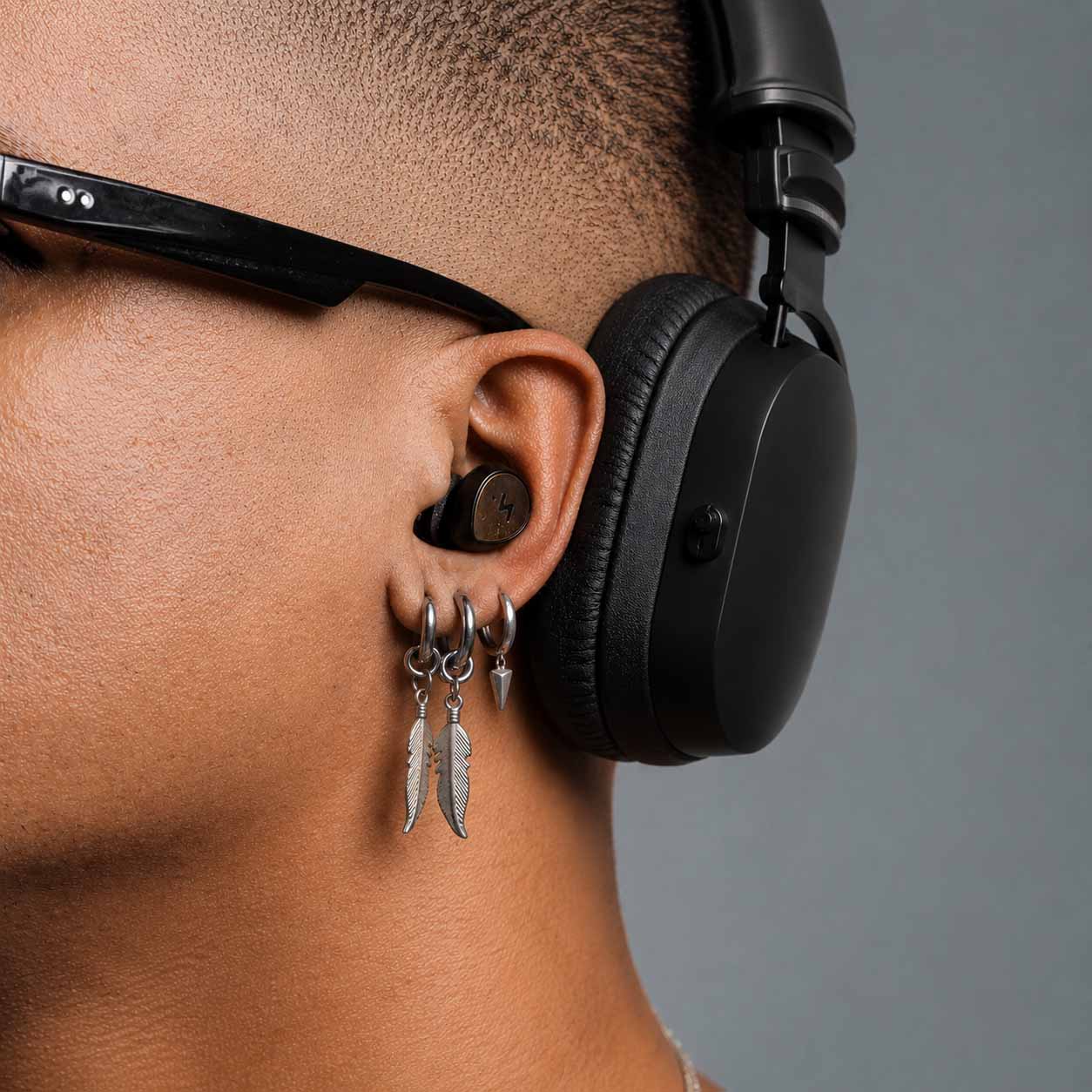 Minuendo LIVE earplug worn with one headphone cup over the ear